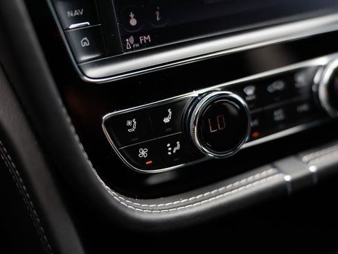 Used 2018 Bentley Bentayga image 38