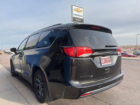 Used 2018 Chrysler Pacifica Touring-L w/ Premium Audio Group image 8