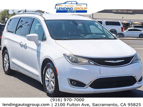 Used 2018 Chrysler Pacifica Touring-L Plus image 5