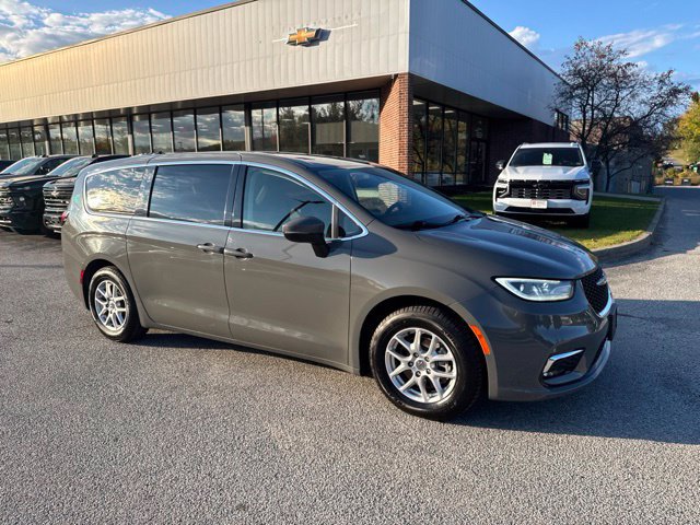 Used 2023 Chrysler Pacifica Touring-L FWD image 4