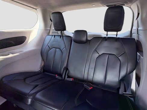 Used 2023 Chrysler Pacifica Touring-L FWD image 12