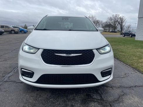 Used 2022 Chrysler Pacifica Touring-L image 2