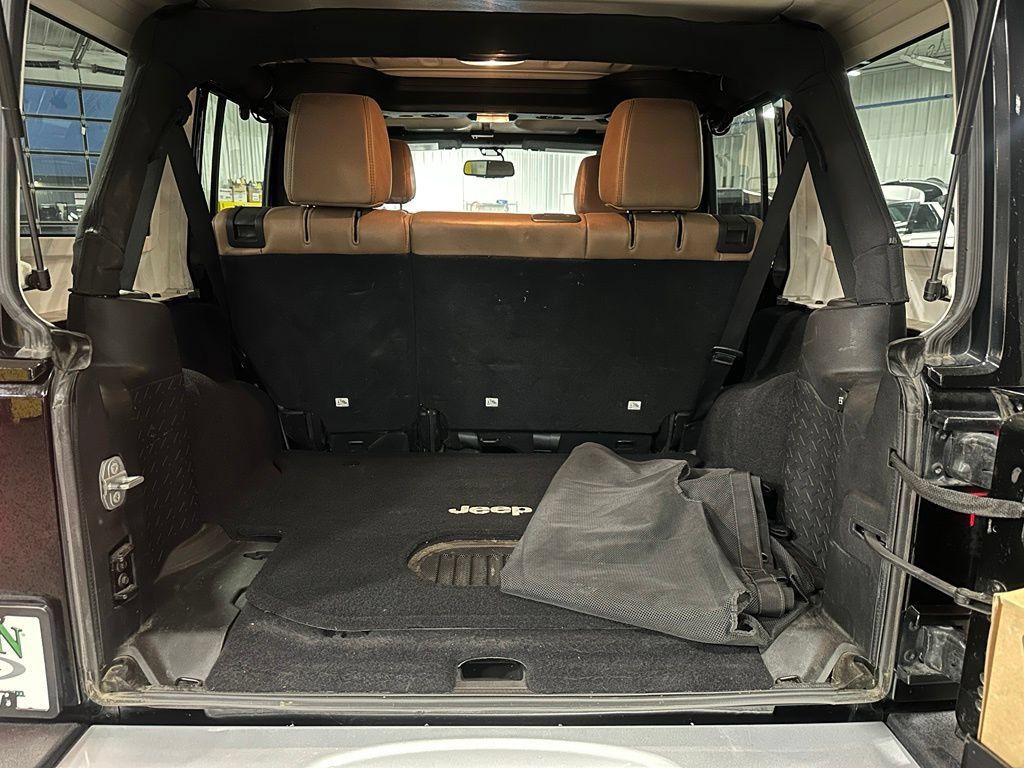 Used 2015 Jeep Wrangler Unlimited Sahara w/ Connectivity Group AWD/4WD image 26