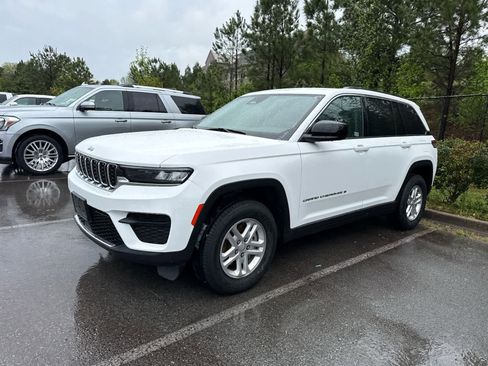 Used 2024 Jeep Grand Cherokee Laredo image 5