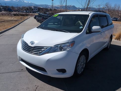 Used 2013 Toyota Sienna LE w/ Towing Pkg AWD/4WD image 3