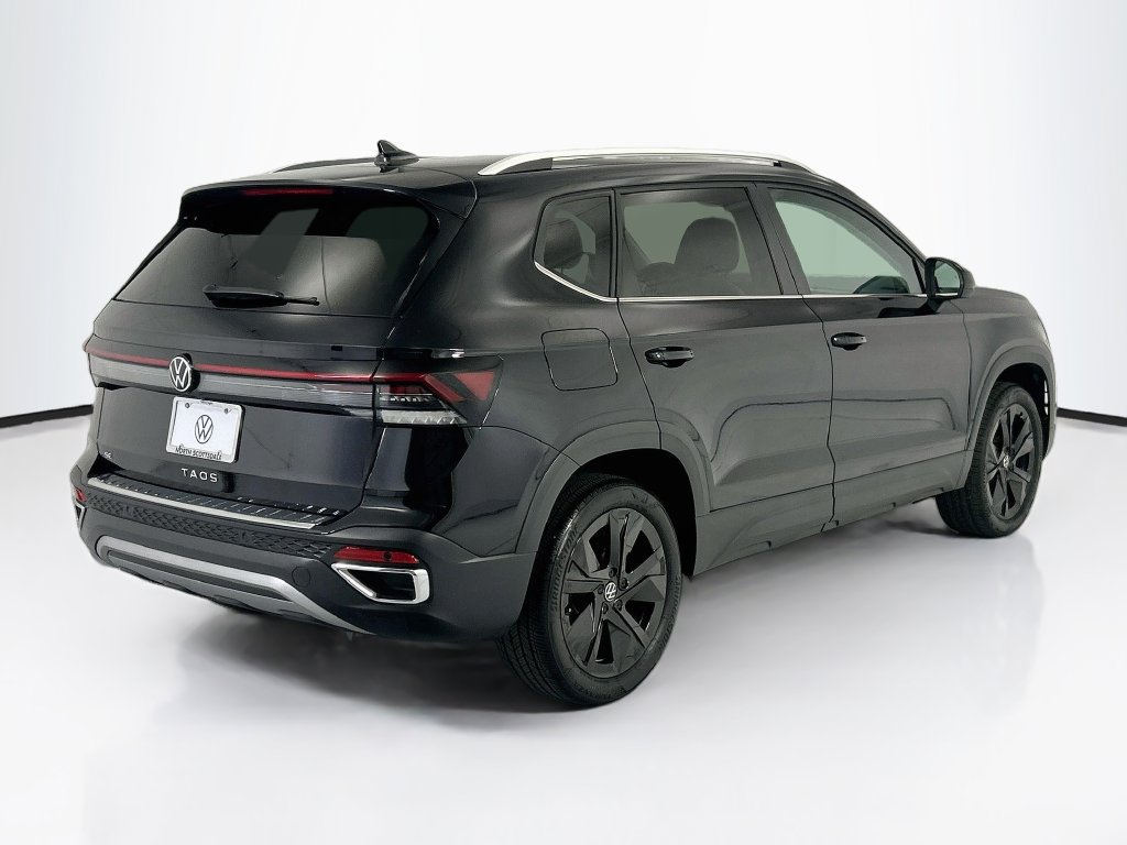 Used 2025 Volkswagen Taos SE w/ Black Wheel Package FWD image 5