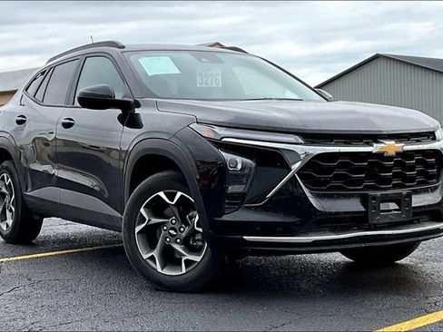 Used 2025 Chevrolet Trax LT w/ Driver Confidence Package FWD image 2