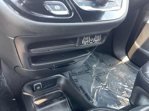 Used 2023 Chrysler Pacifica Touring-L w/ S Appearance Package FWD image 28