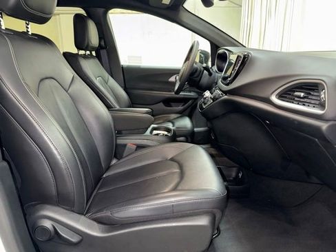 Used 2025 Chrysler Pacifica Select FWD image 23