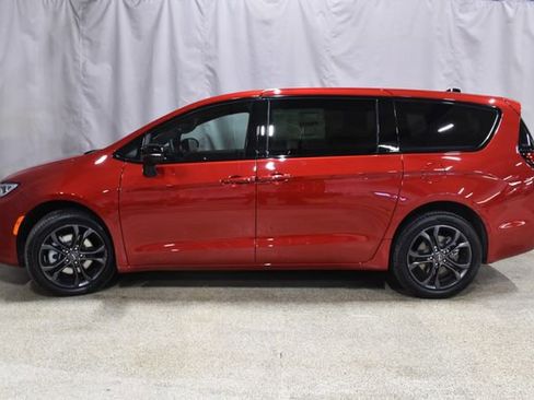 New 2026 Chrysler Pacifica Select image 6