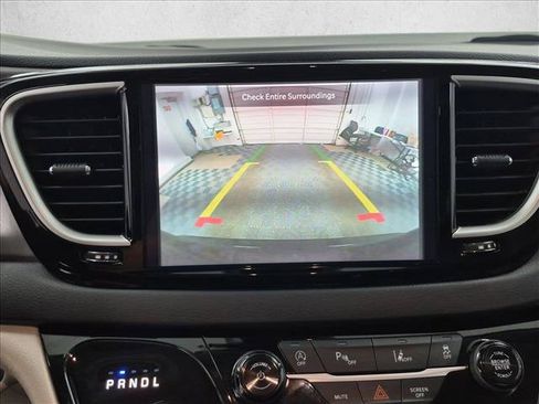Used 2023 Chrysler Pacifica Touring-L FWD image 14