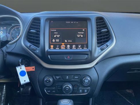 Used 2017 Jeep Cherokee Latitude w/ Cold Weather Group image 8