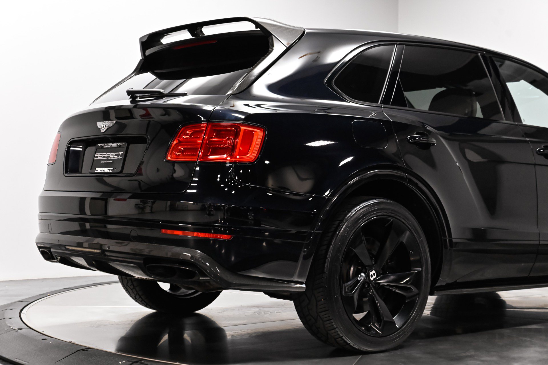 Used 2018 Bentley Bentayga w/ Black Specification AWD/4WD image 16