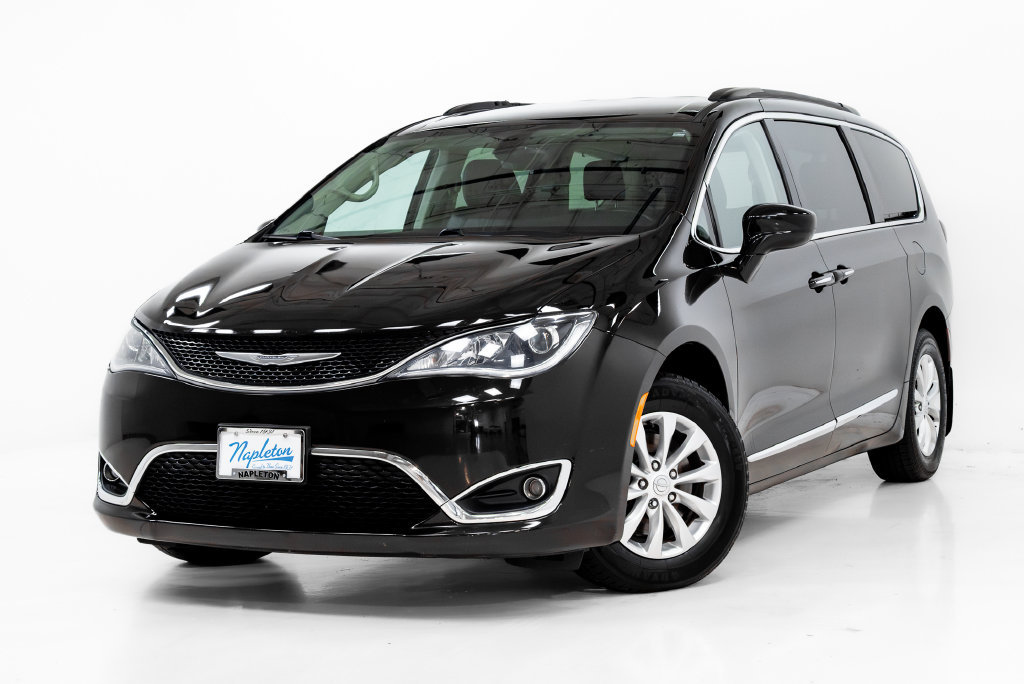 Used 2017 Chrysler Pacifica Touring-L FWD image 1