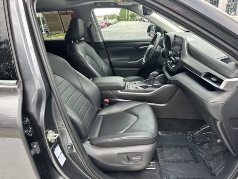 Used 2020 Toyota Highlander XLE AWD/4WD image 34