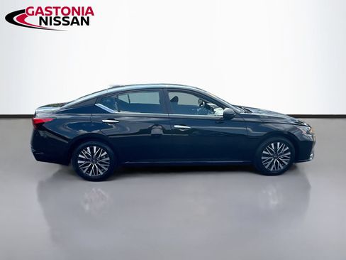 Used 2025 Nissan Altima 2.5 SV FWD image 10