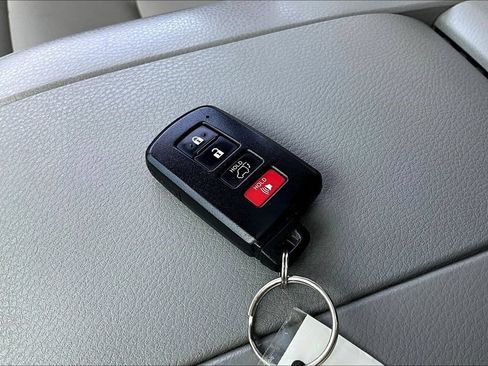 Used 2017 Toyota Highlander XLE w/ Carpet Mat Package AWD/4WD image 37
