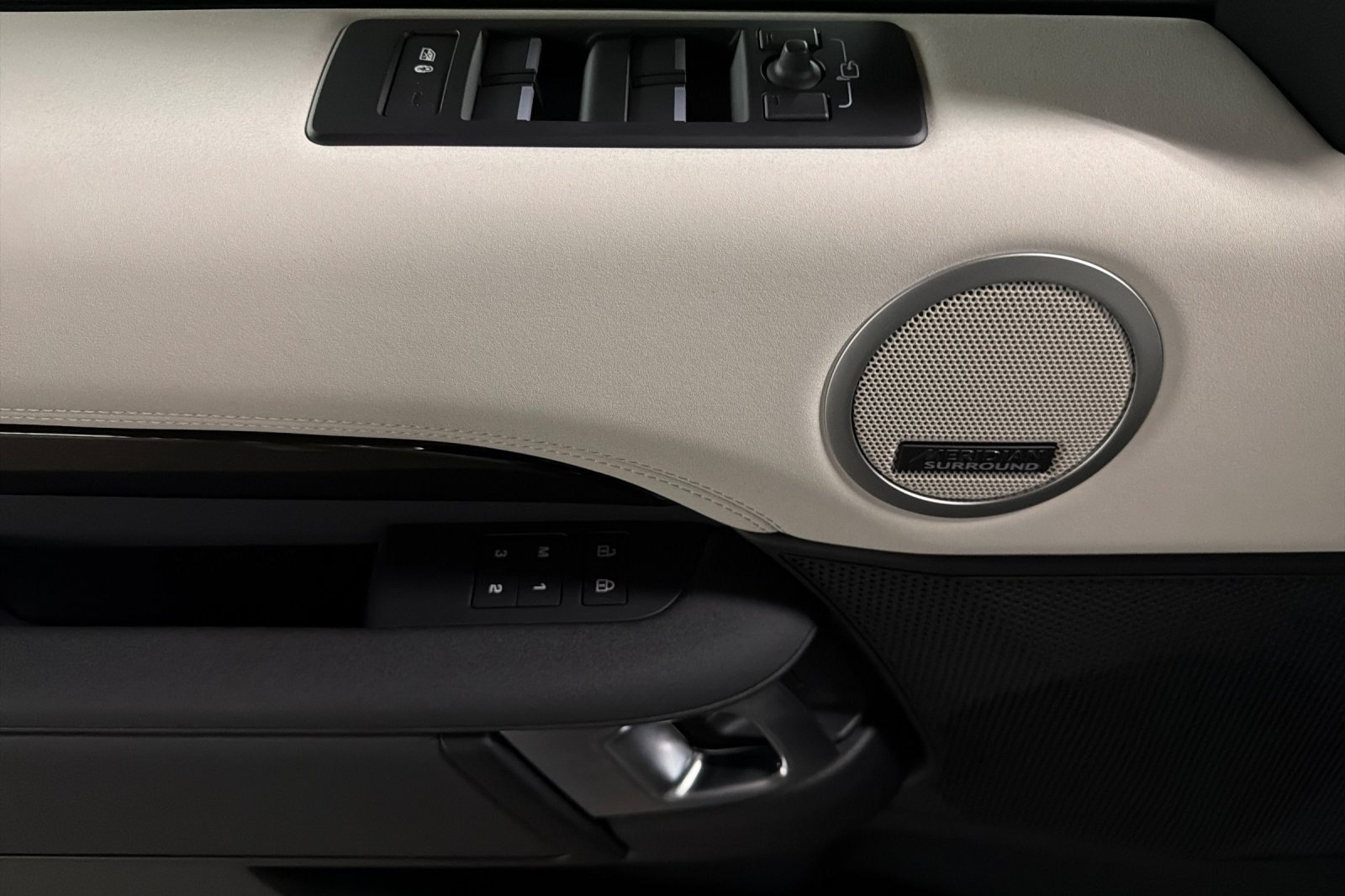 New 2026 Land Rover Discovery S AWD/4WD image 13