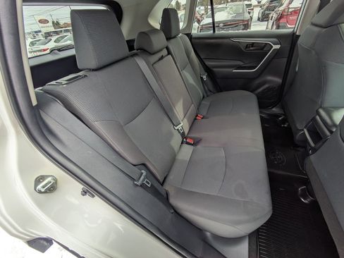 Used 2021 Toyota RAV4 LE image 19
