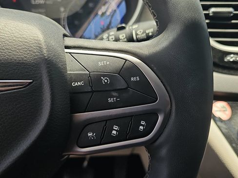 Used 2024 Chrysler Pacifica Touring-L FWD image 17