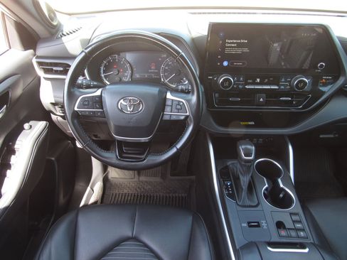 Used 2023 Toyota Highlander XSE FWD image 18
