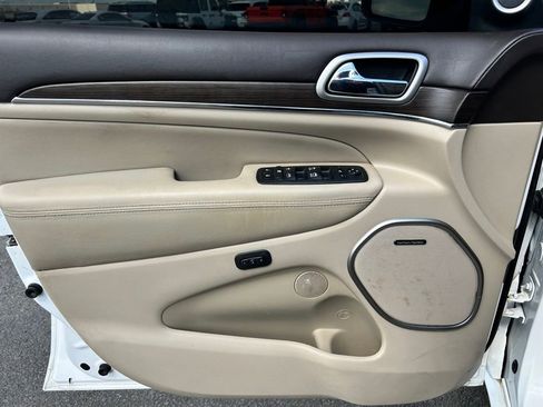 Used 2018 Jeep Grand Cherokee Overland AWD/4WD image 19