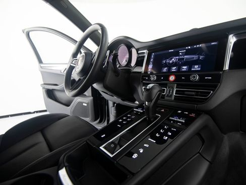Certified 2026 Porsche Macan AWD/4WD image 30