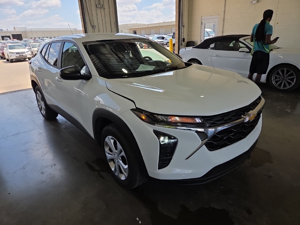 Used 2026 Chevrolet Trax LS FWD image 4