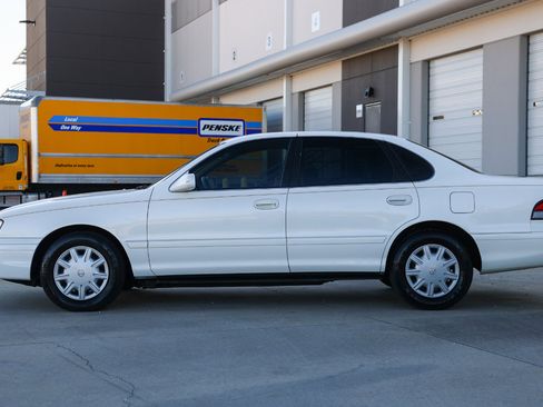 Used 1996 Toyota Avalon XL image 3