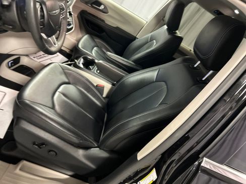 Used 2024 Chrysler Pacifica Touring-L image 12