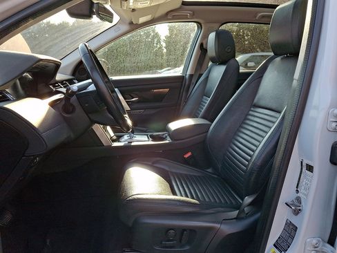 Used 2020 Land Rover Discovery Sport SE image 14