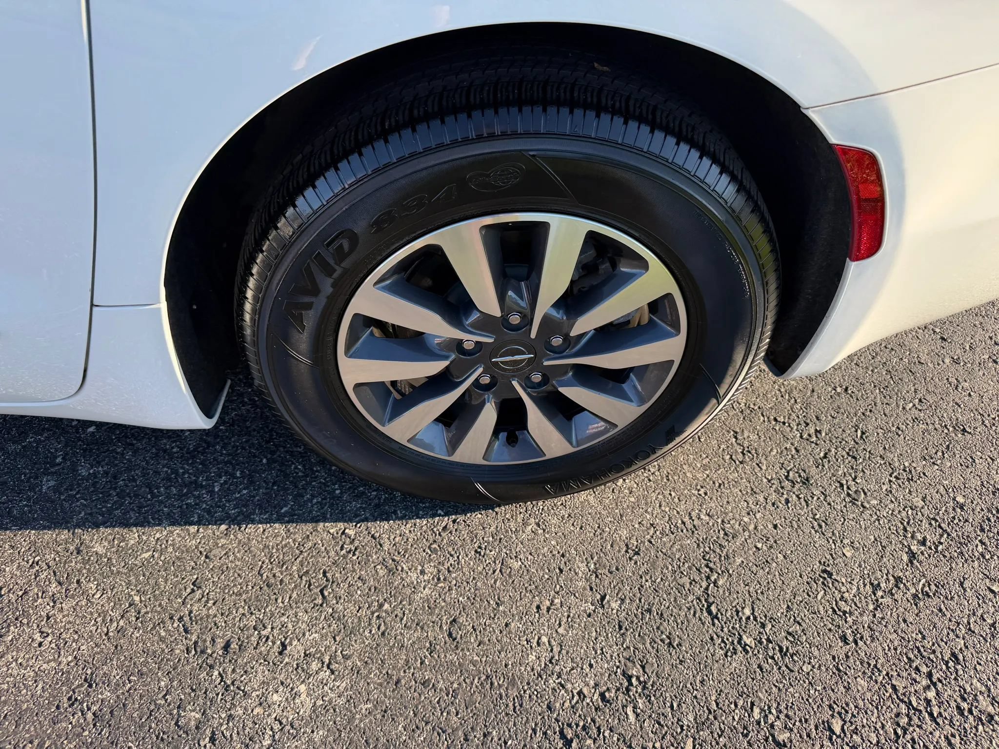 Used 2023 Chrysler Pacifica Limited w/ Uconnect Theater Family Group FWD image 51