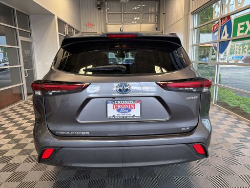 Used 2024 Toyota Highlander XLE AWD/4WD image 5