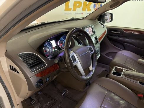 Used 2013 Chrysler Town & Country Touring image 36