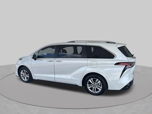Used 2026 Toyota Sienna Limited FWD image 4