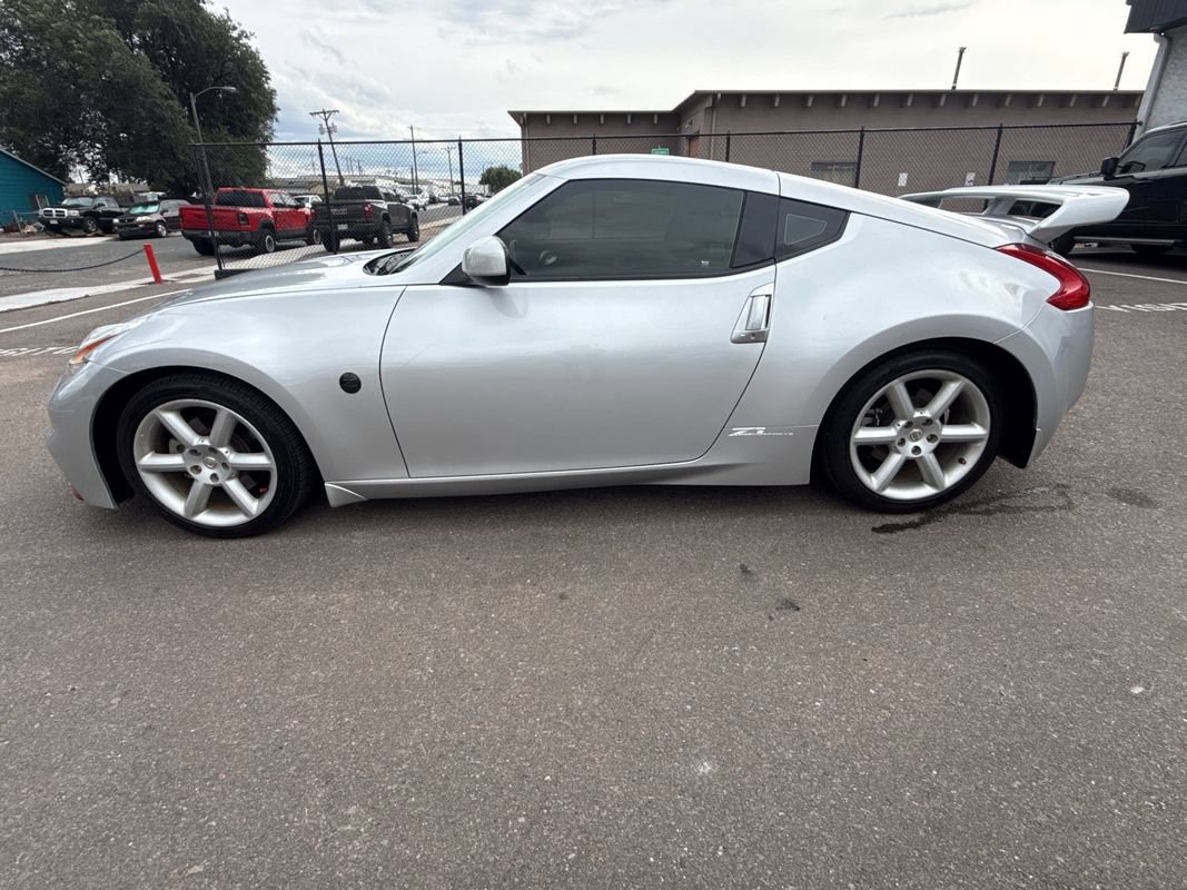 Used 2011 Nissan 370Z Coupe RWD image 4