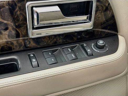 Used 2017 Lincoln Navigator L Select RWD image 18
