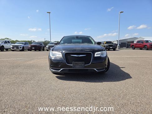 Used 2017 Chrysler 300 Limited image 2