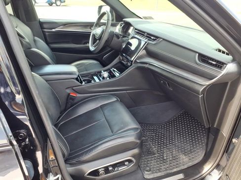 Used 2023 Jeep Grand Cherokee Overland w/ Luxury Tech Group IV AWD/4WD image 28