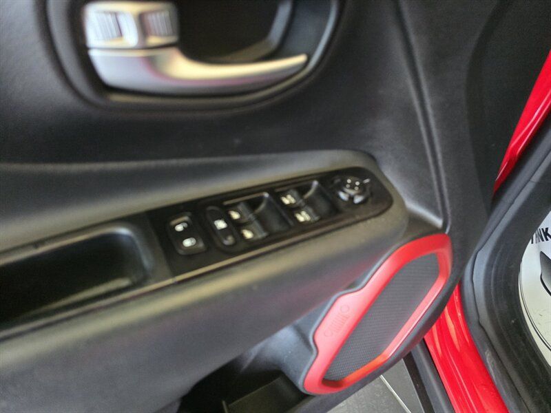 Used 2020 Jeep Renegade Trailhawk w/ Cold Weather Group AWD/4WD image 29