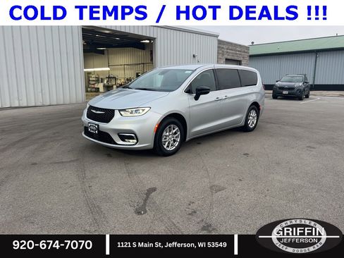 New 2026 Chrysler Pacifica Select image 2