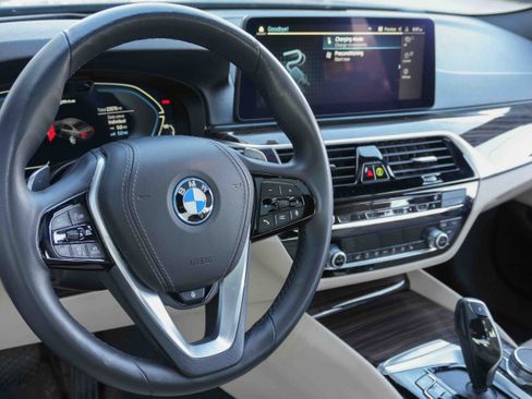 Used 2023 BMW 530e w/ Premium Package image 10