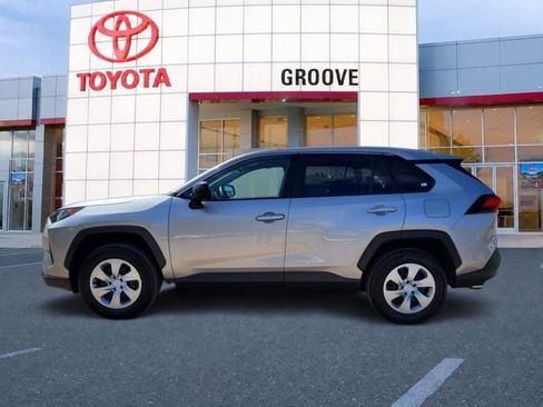 Used 2022 Toyota RAV4 LE AWD/4WD image 2