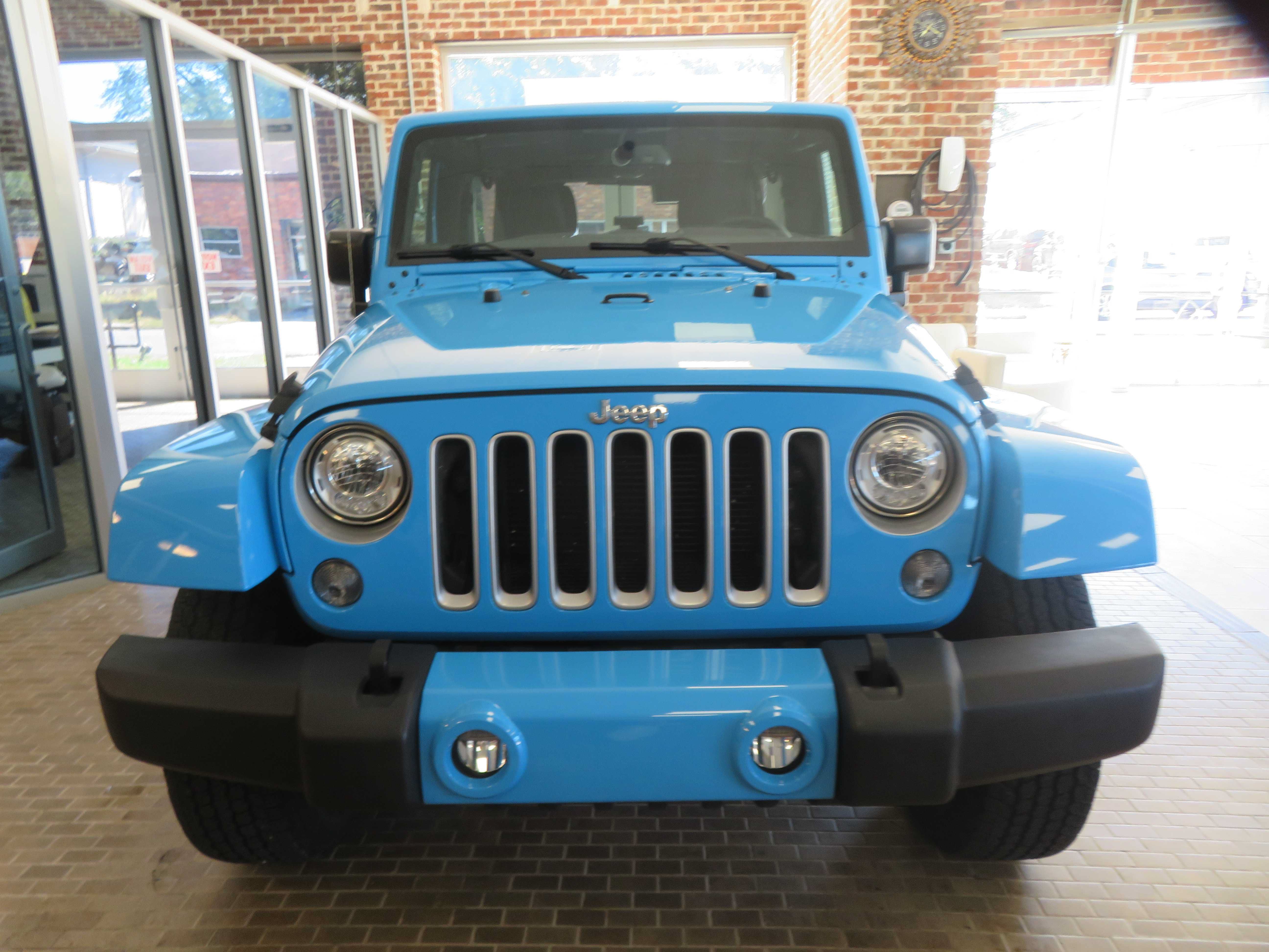 Used 2017 Jeep Wrangler Unlimited Sahara w/ Dual Top Group AWD/4WD image 2