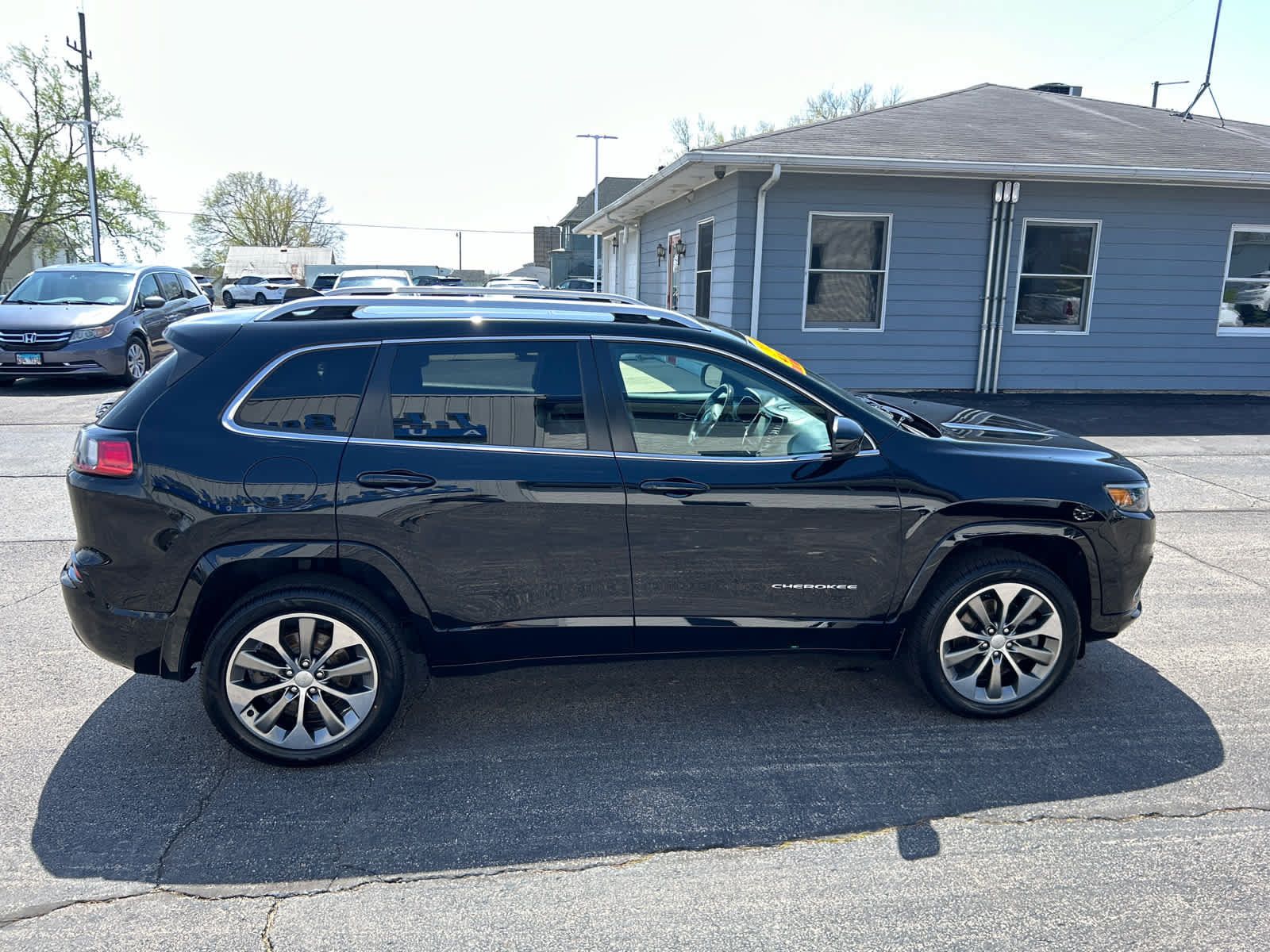 Used 2019 Jeep Cherokee Overland w/ Technology Group AWD/4WD image 3