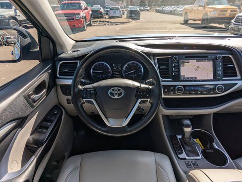 Used 2019 Toyota Highlander XLE FWD image 17