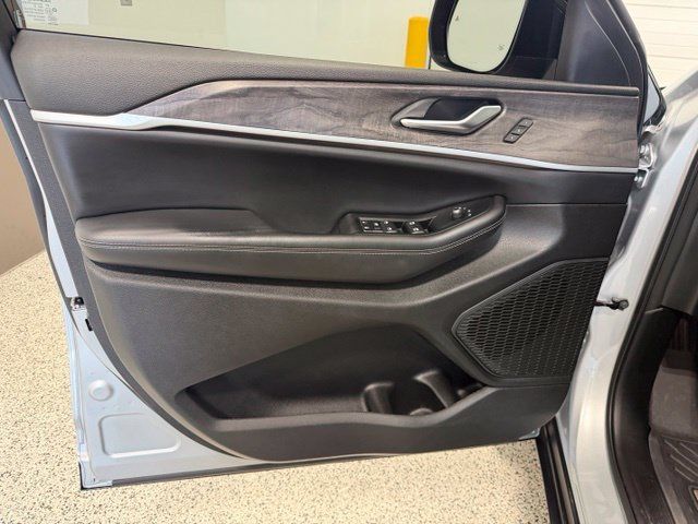 Used 2023 Jeep Grand Cherokee L Limited AWD/4WD image 8