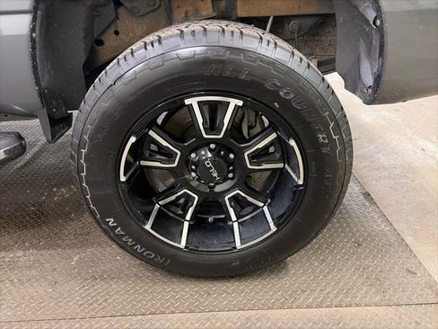 Used 2019 Nissan Titan SV w/ SV Convenience Package image 36