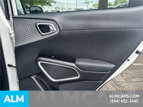 Used 2025 Kia Soul LX w/ LX Technology Package FWD image 18