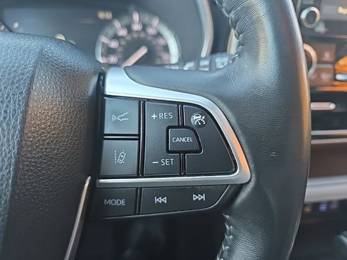 Certified 2022 Toyota Highlander XLE image 24